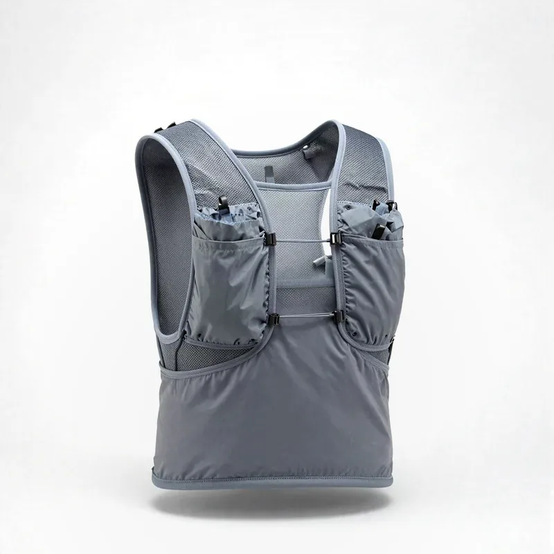 Gilet da idratazione grigio con tasche sul petto per due borracce morbide
