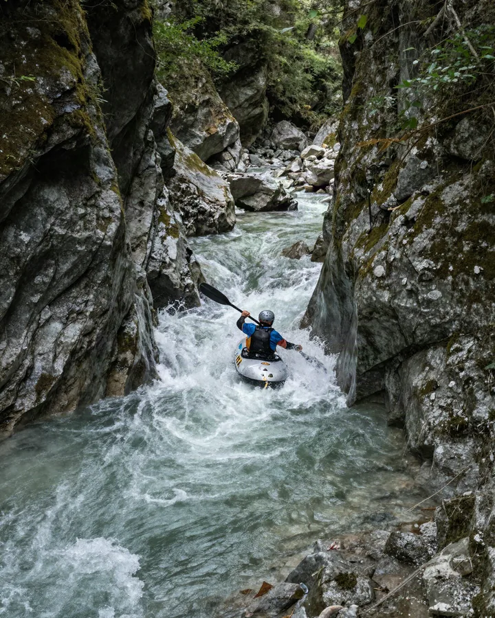 Kayak in una gola di calcare con acqua verde